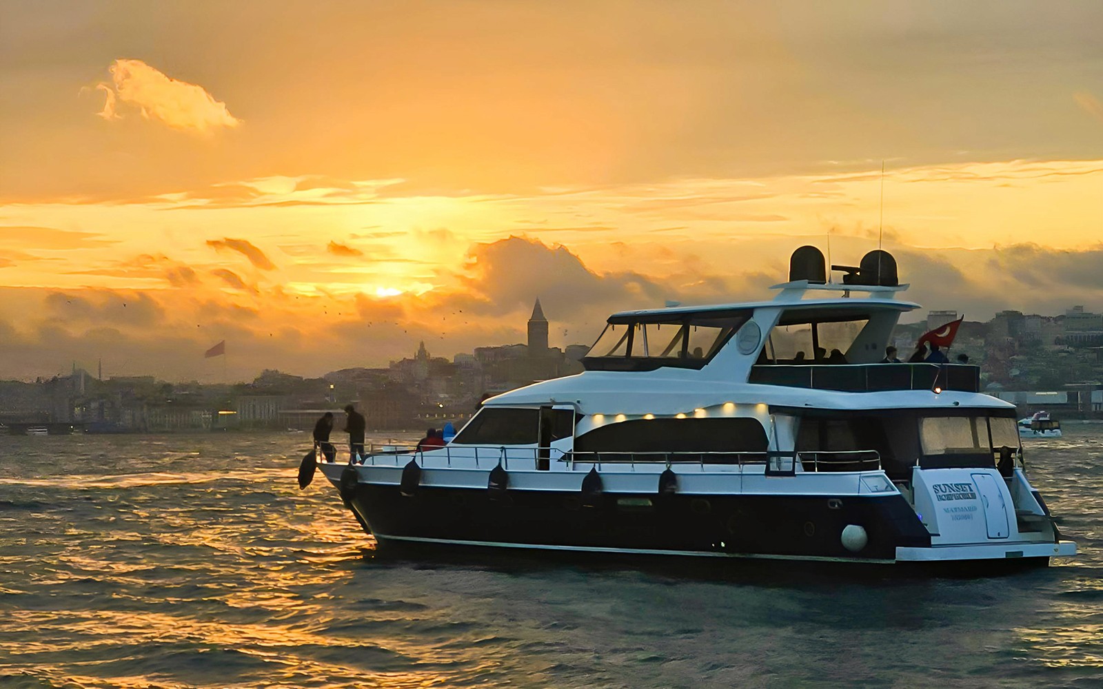 Bosphorus Yacht Sightseeing Cruise with Soft Drinks & Snacks — gallery 1
