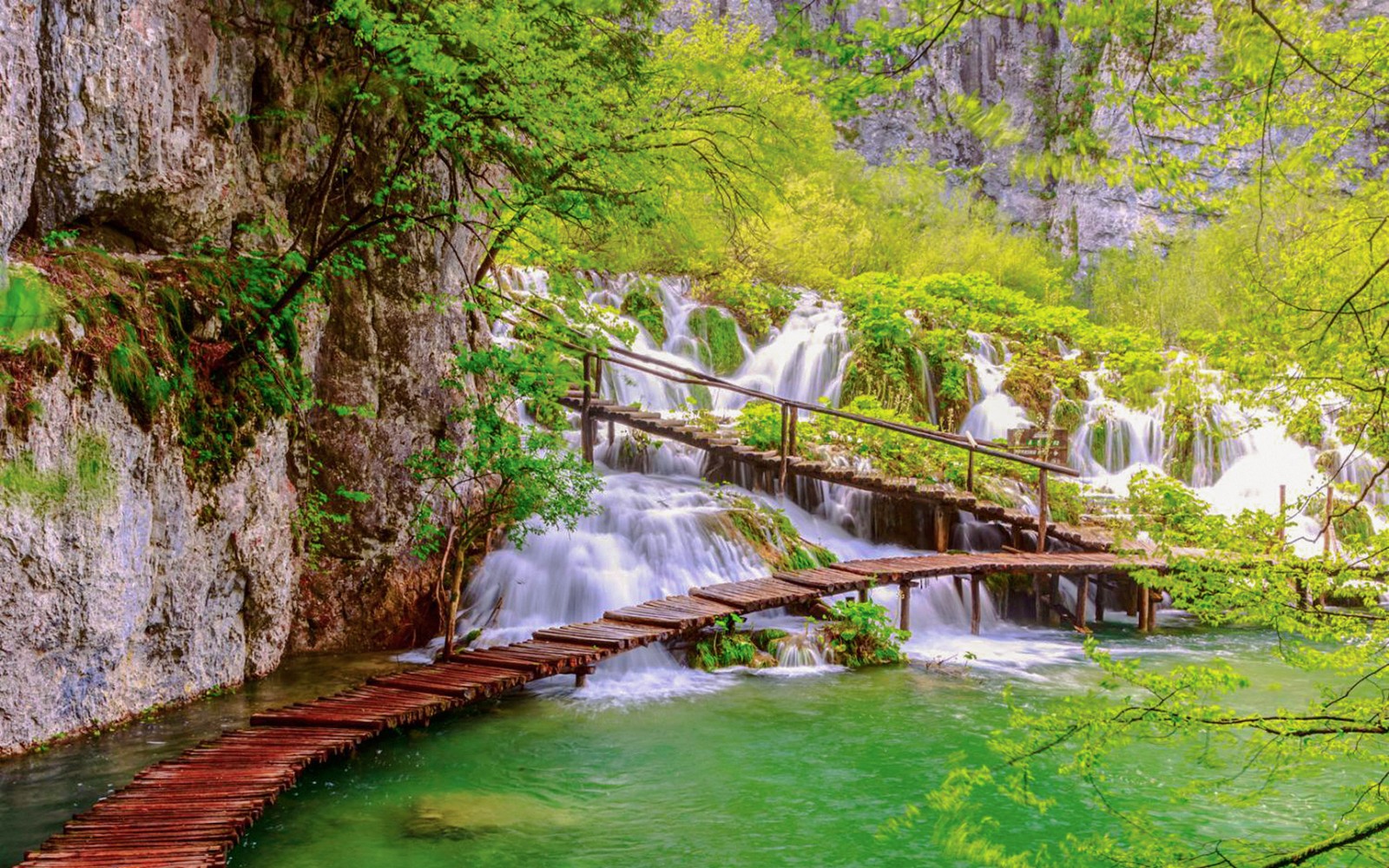 From Zagreb to Split: Full Day Guided Tour of Plitvice Lakes National Park with Transfer to Split