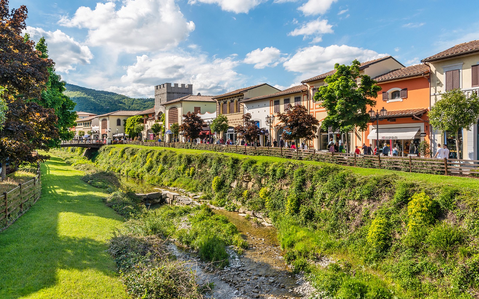 From Florence: Round Trip Shuttle Bus Service to Barberino Outlet