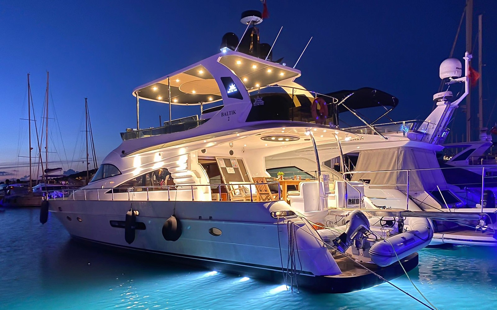 Bosphorus Private Luxury Yacht Cruise with Dinner, Drinks & Transfers