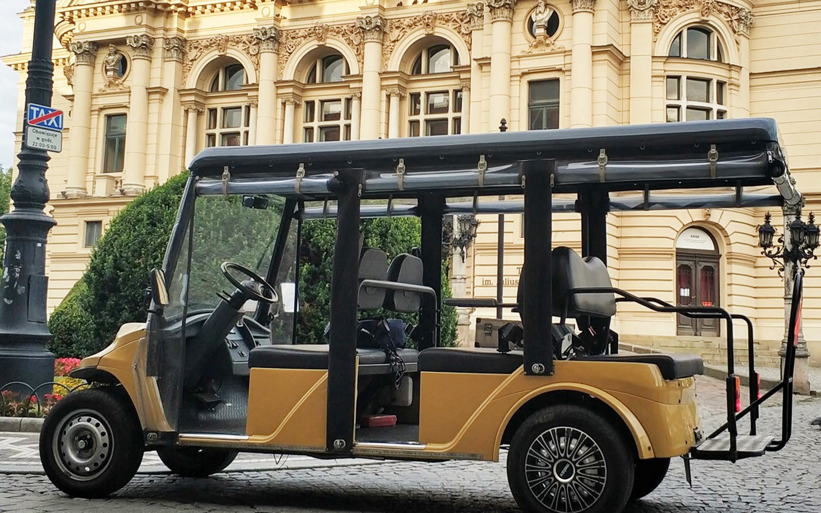 Old Town Sightseeing by Golf Cart & Wawel Castle Guided Tour