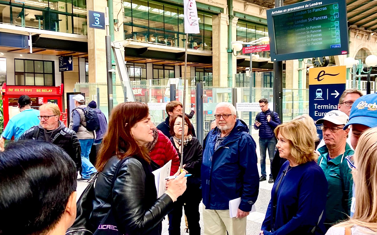 From London: Luxury Escorted Paris Day Trip with Bateaux Parisiens Lunch Cruise