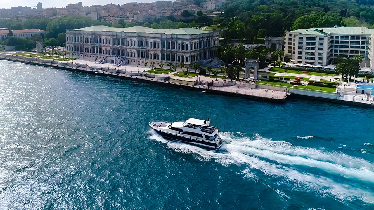 Bosphorus Yacht Sightseeing Cruise with Soft Drinks & Snacks — gallery 3