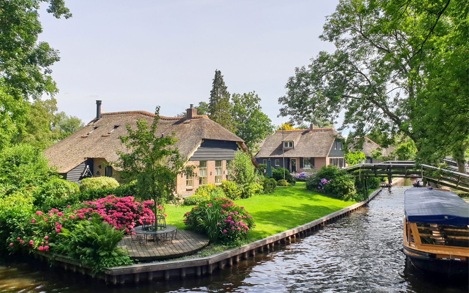 From Amsterdam: Giethoorn Day Trip with Boat Ride & Walking Tour — gallery 3