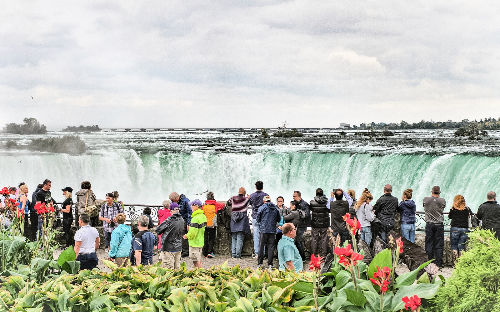 Niagara Falls (Canada) All-Inclusive Tour with Hornblower Cruise, Journey Behind the Falls & Skylon Tower