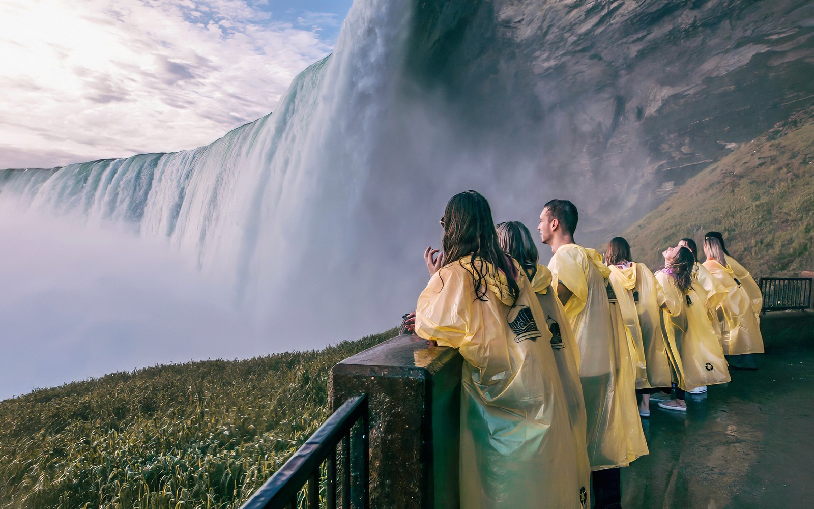 From Toronto: Niagara Falls and Niagara-on-the-Lake Day Tour with Hornblower Cruise & Lunch