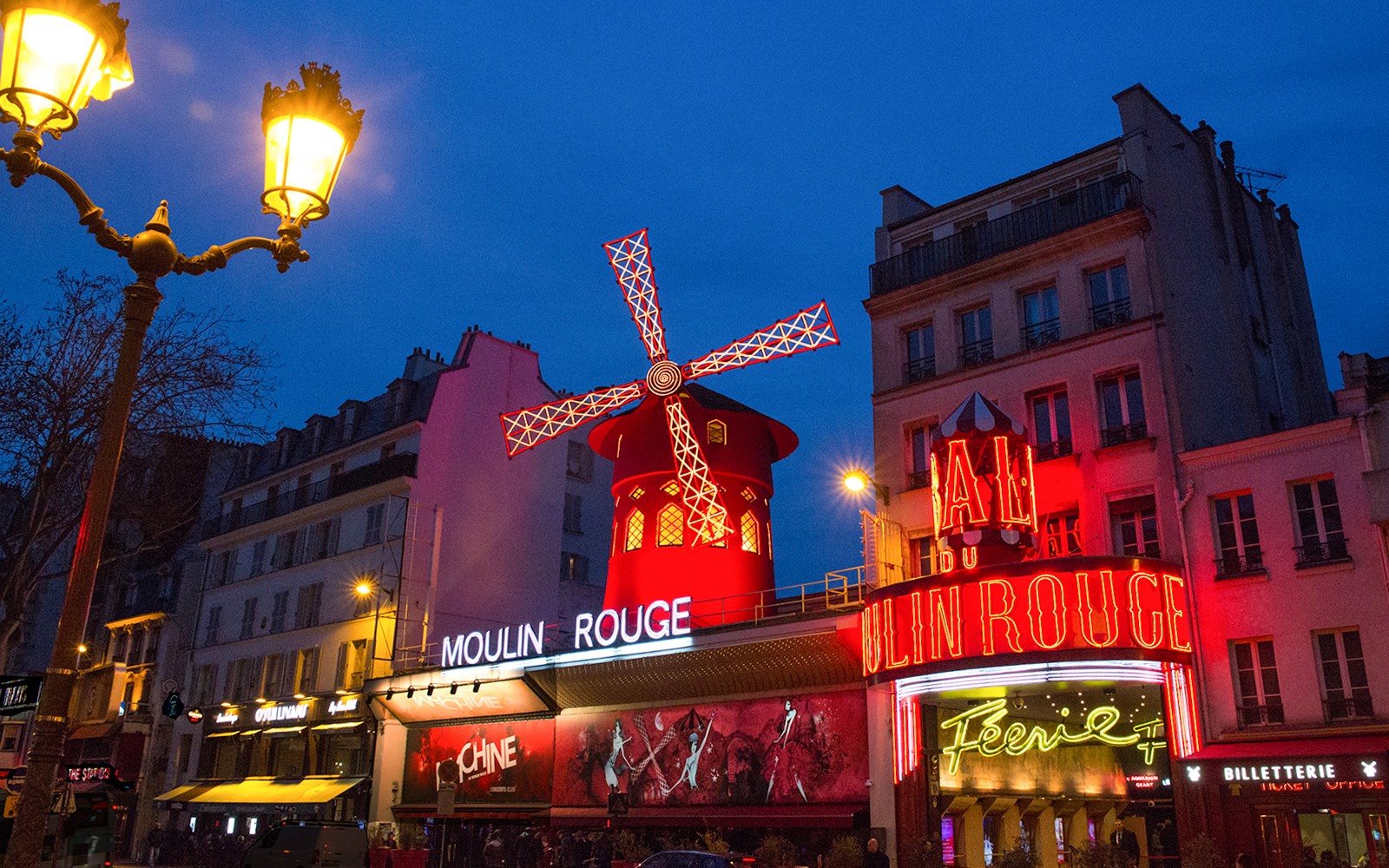 Seine River Cruise & Moulin Rouge Show with Champagne and Return Transfers