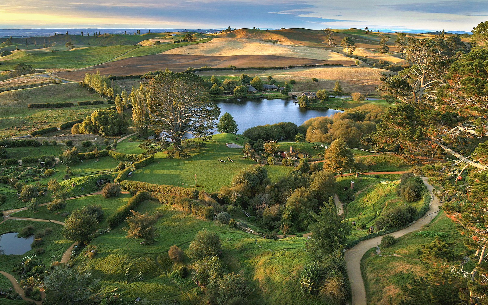 From Auckland: Hobbiton Movie Set & Waitomo Glowworms Caves Guided Tour