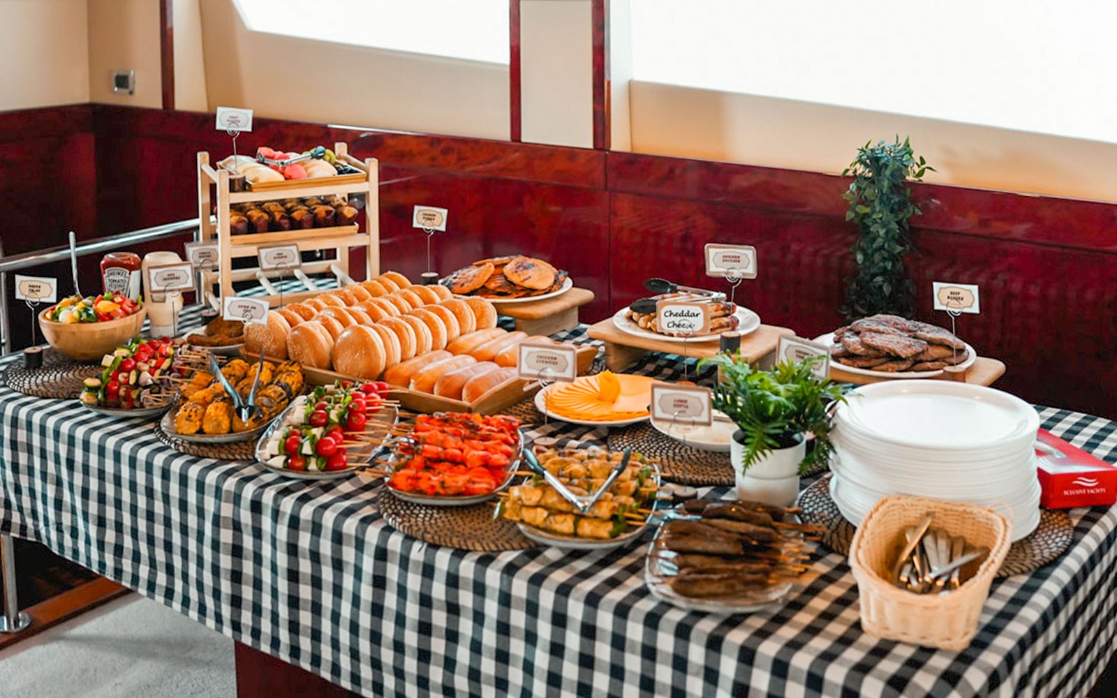 From Dubai Marina: 2/3-Hour Luxury Yacht Cruise with Breakfast or BBQ Lunch/Dinner — gallery 4