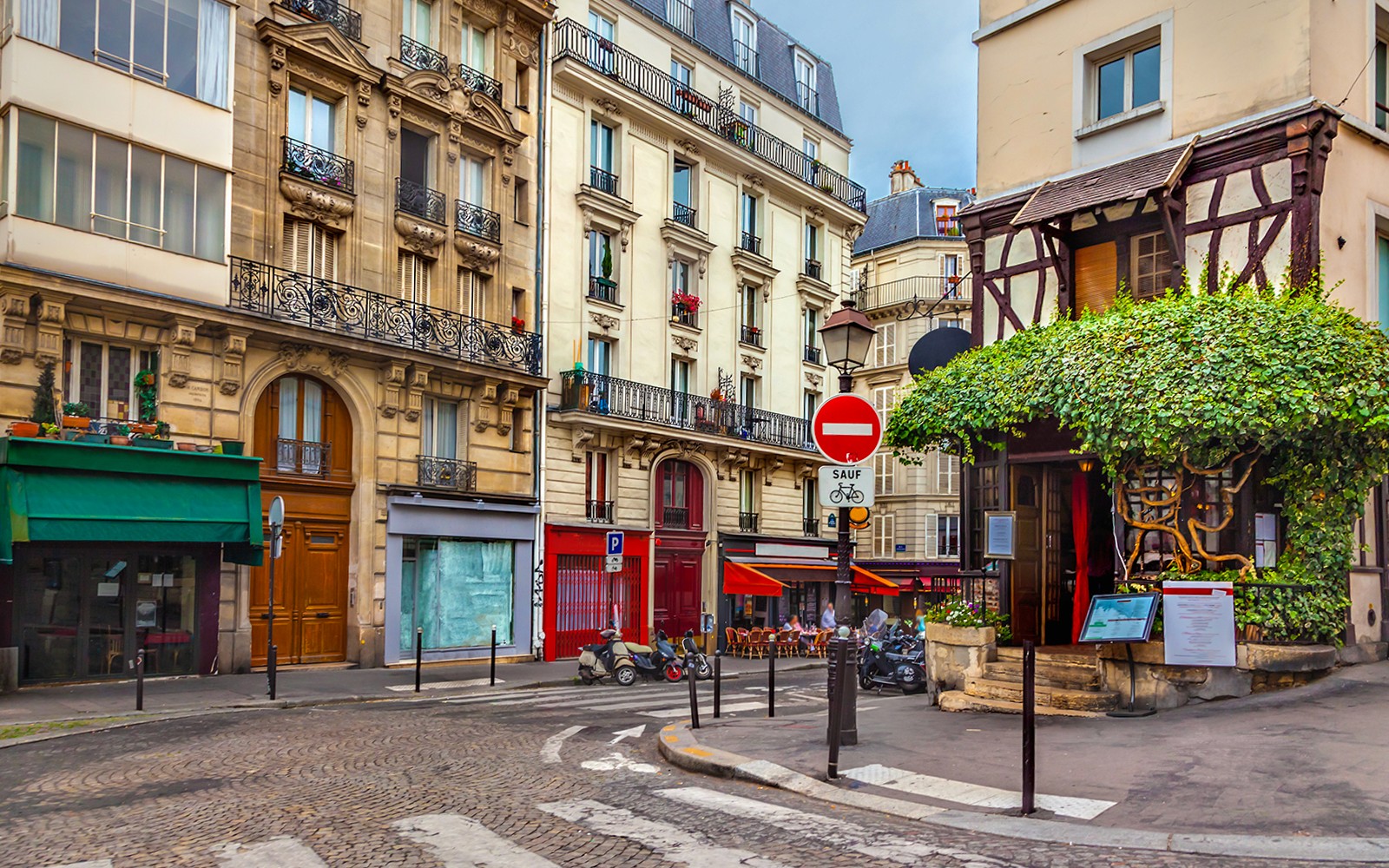 Montmartre Walking Tour With Sacré-Coeur Dome Access