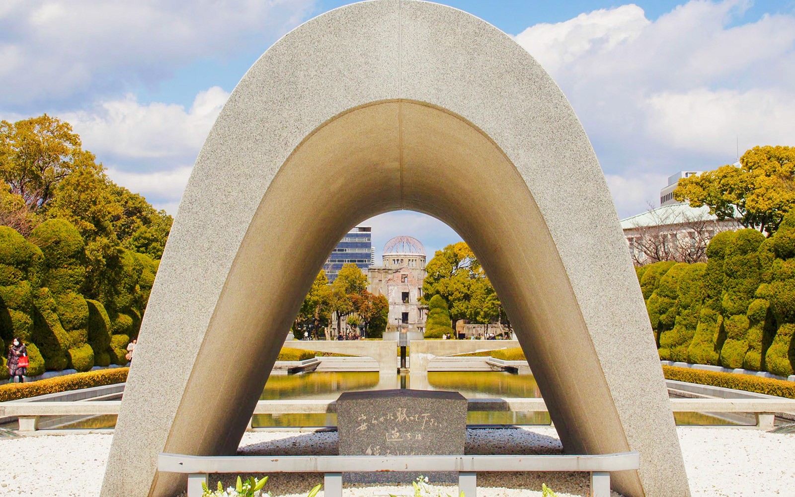 From Hiroshima: Hiroshima & Miyajima Bus Tour with UNESCO-Listed Peace Memorial Park, Museum & Itsukushima Shrine