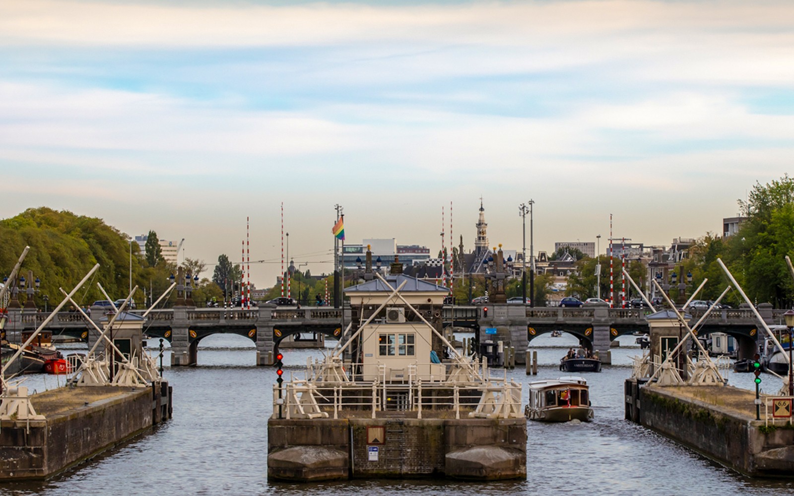 Amsterdam: 1-Hour Small-Group Canal Cruise in German with Unlimited Drinks — gallery 5