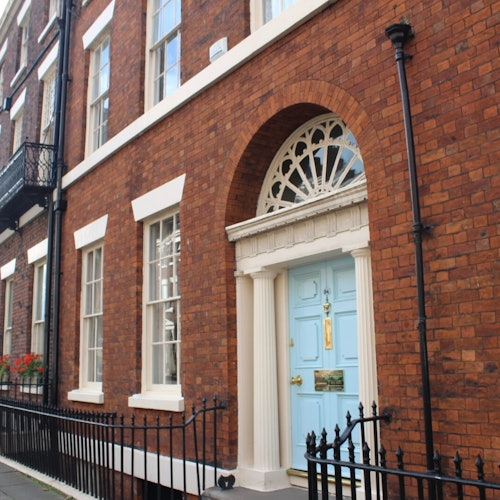 Liverpool: Guided Peaky Blinders Sites Tour + 48-Hr Hop-on Hop-off Bus Pass — portrait
