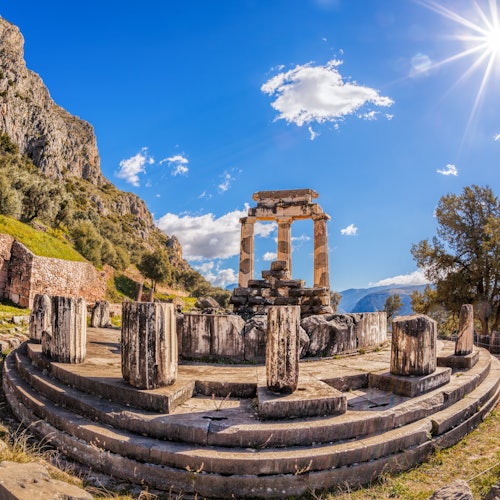 Delphi: Full-Day VR Audio Guided Tour from Athens