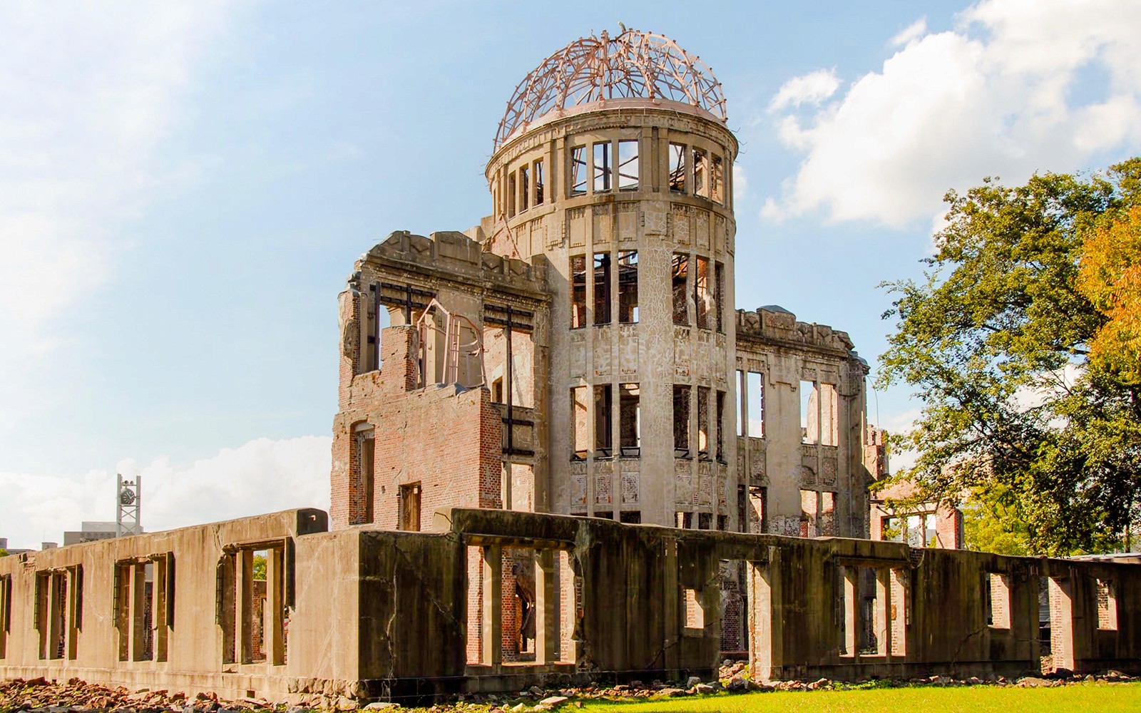 From Hiroshima: Hiroshima & Miyajima Bus Tour with UNESCO-Listed Peace Memorial Park, Museum & Itsukushima Shrine