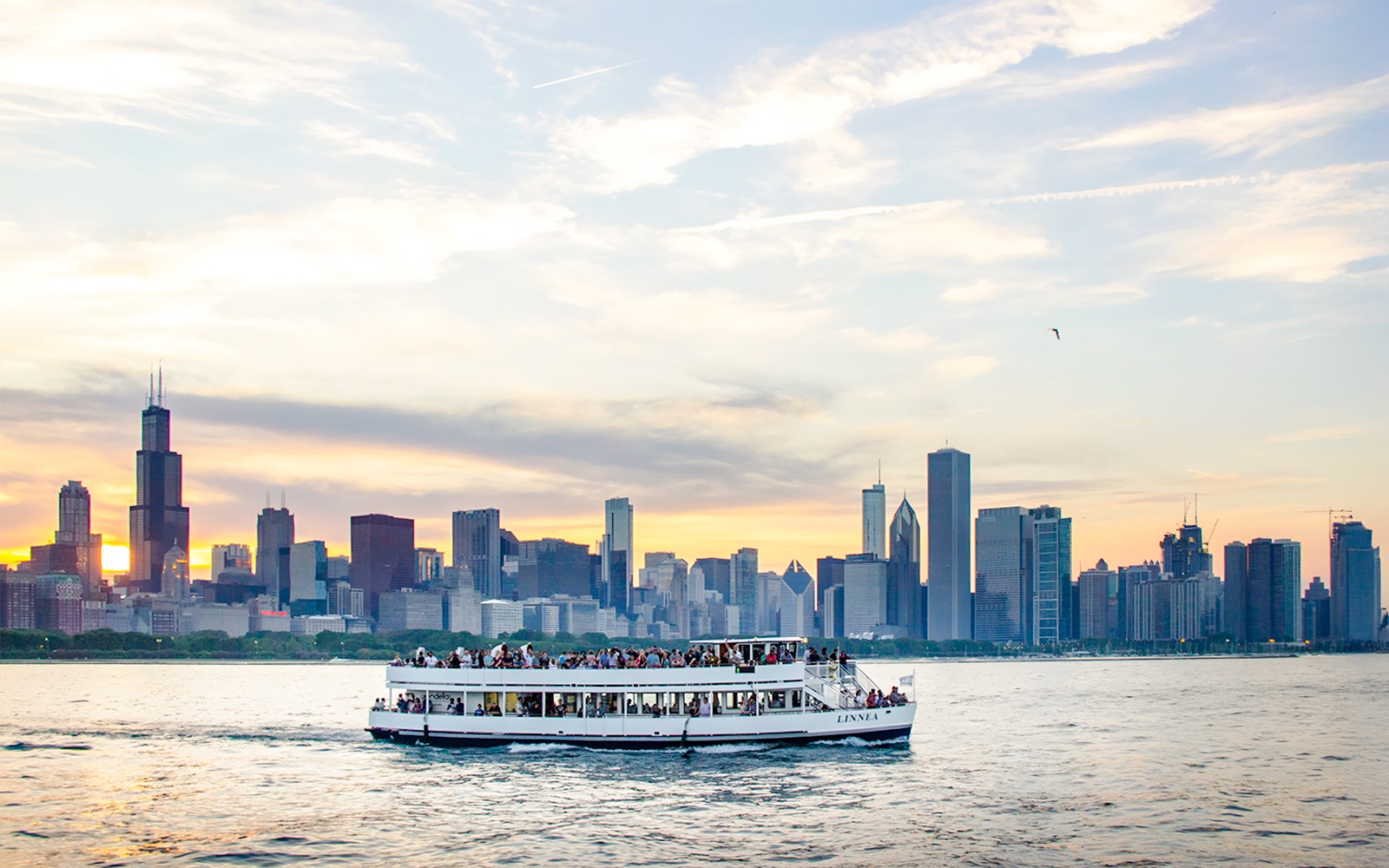 90-min Scenic Sunset Lake Michigan Cruise by Wendella