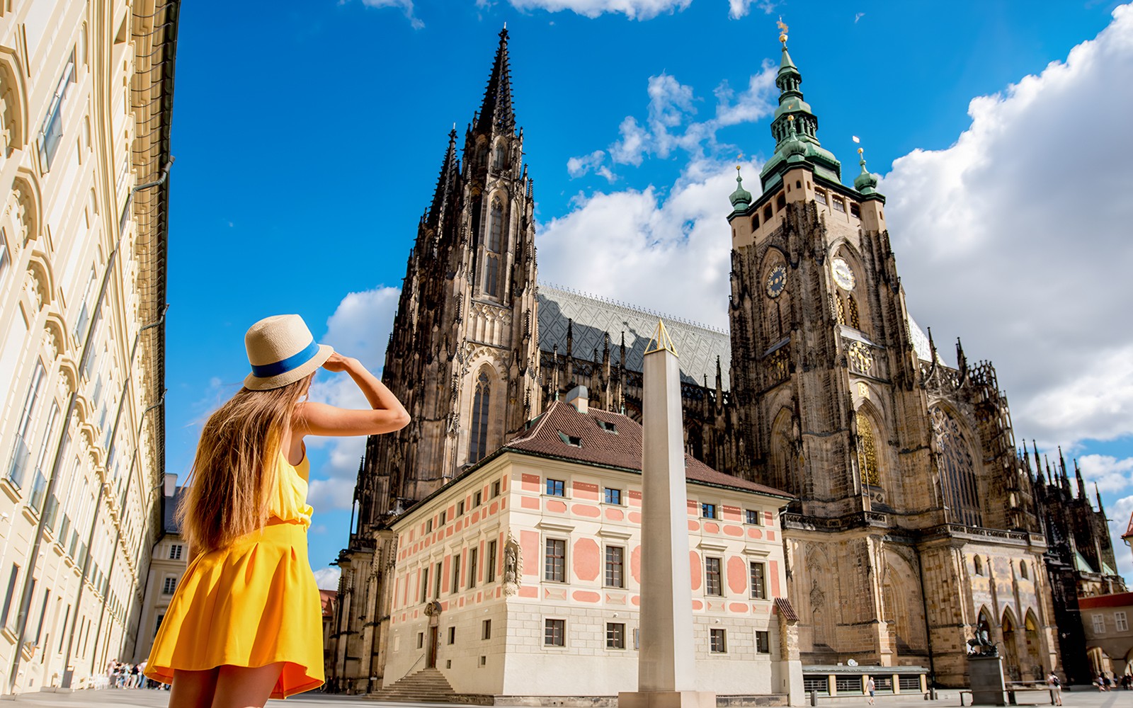 Combo: Prague Castle Guided Tour, River Cruise & Bus Transfer — gallery 1