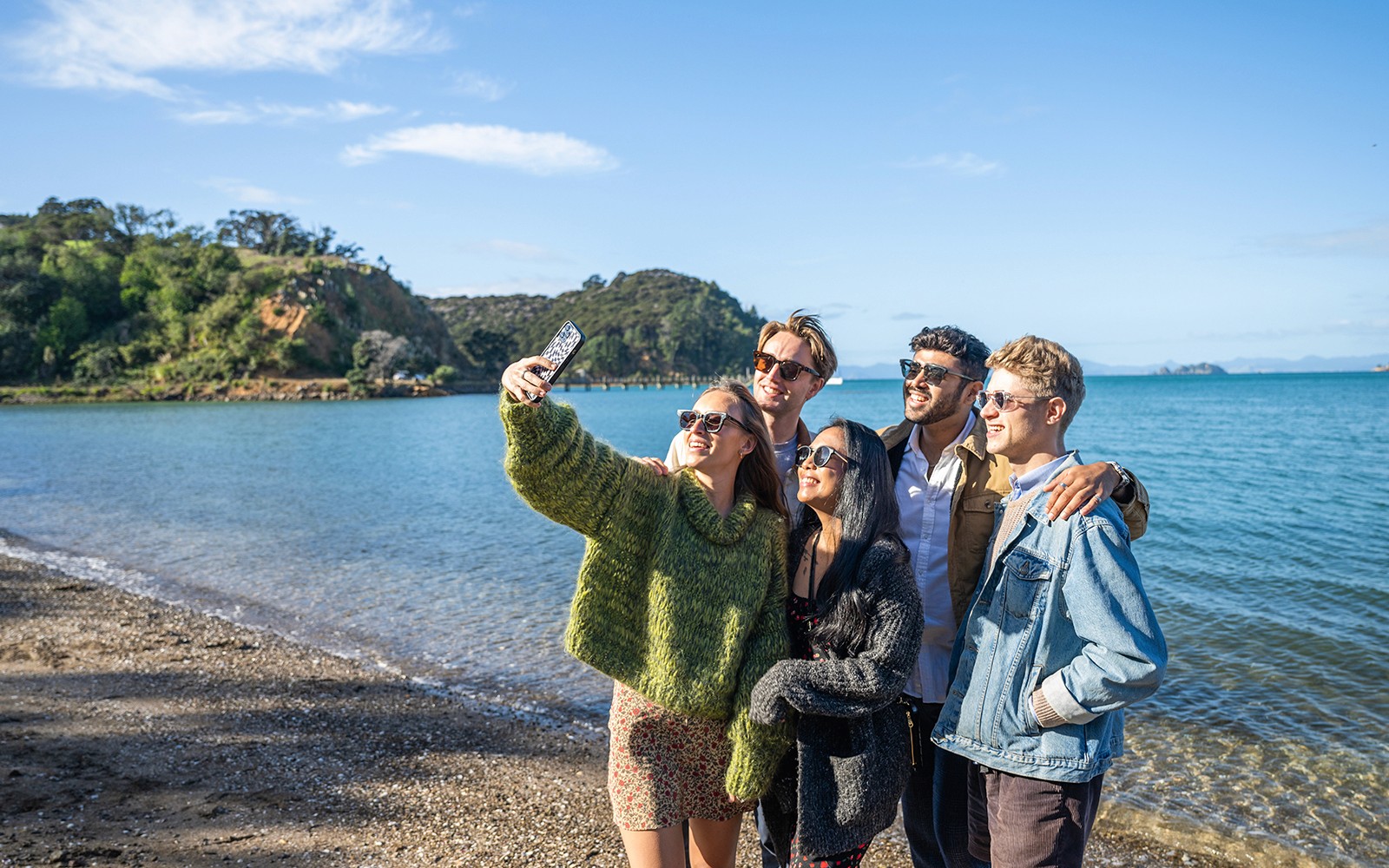 Western Explorer: Waiheke Island Hop-on Hop-off Bus Tour with Optional Ferry Transfers