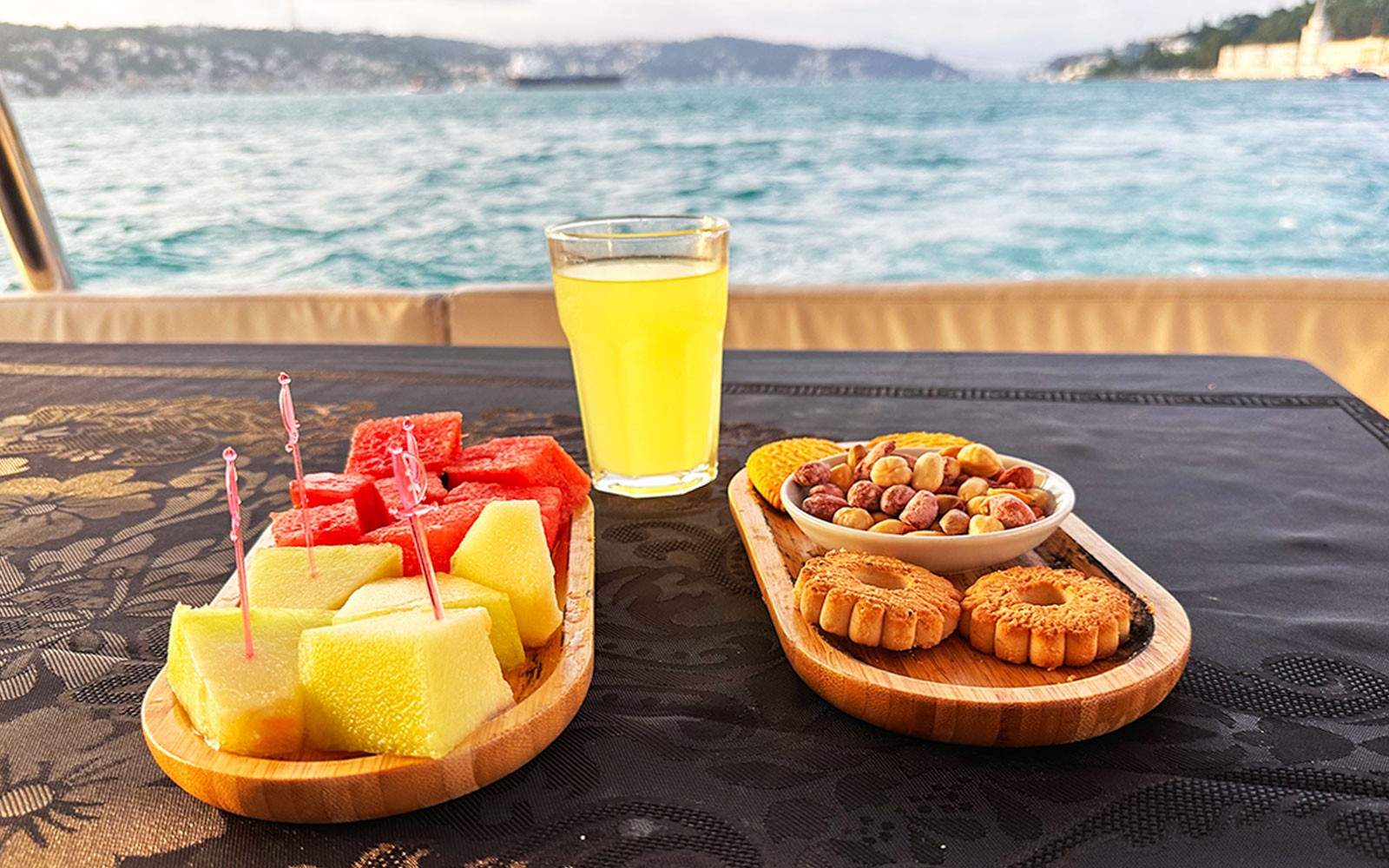 Bosphorus & Golden Horn Sunset Yacht Cruise with English-Speaking Guide — gallery 3
