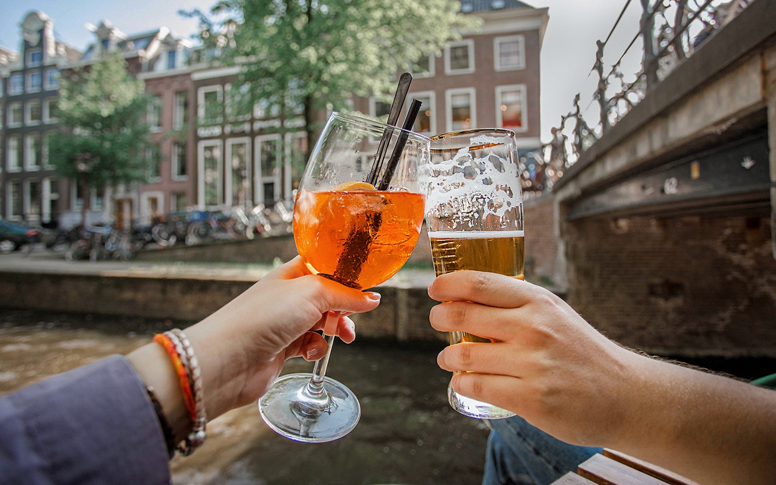 Amsterdam: 1-Hour Smoke-Friendly Cruise with 2 Drinks on Semi-Open Boat — gallery 2