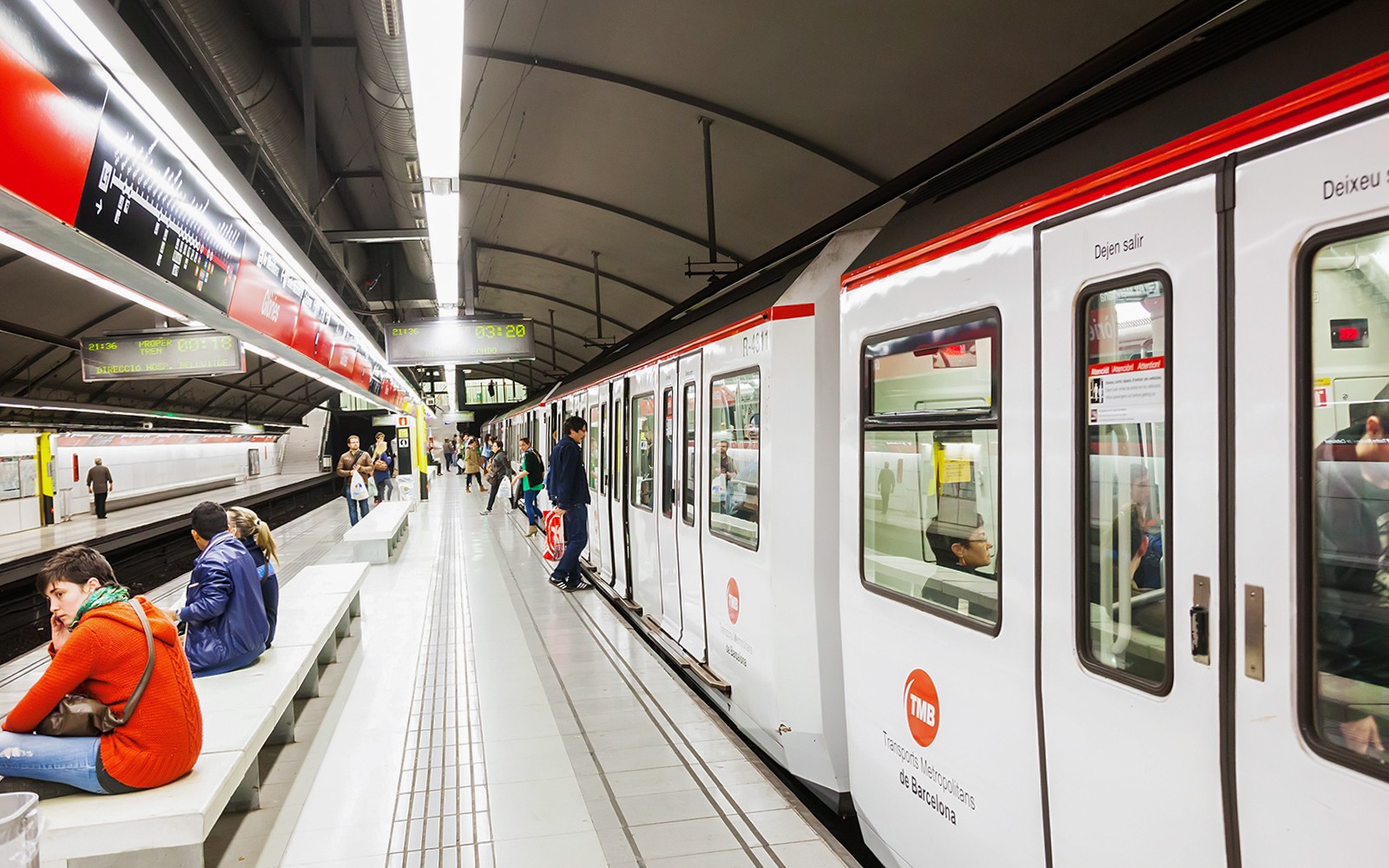 Hola Barcelona Travel Card: Unlimited Public Transportation