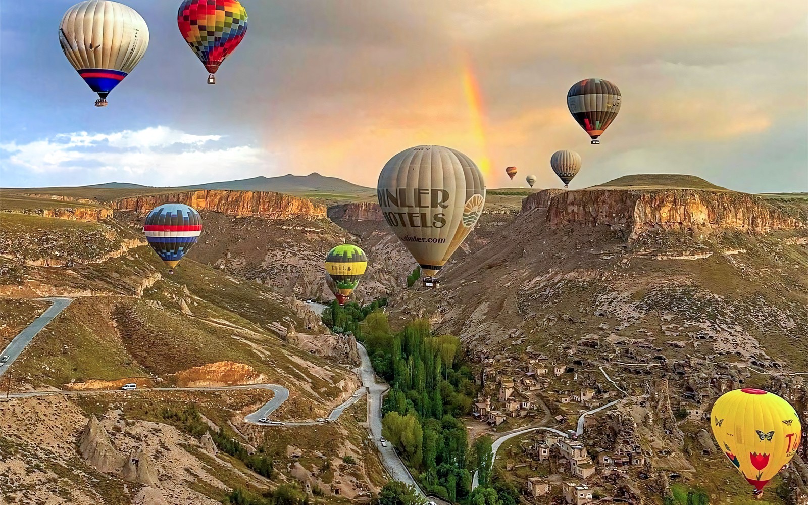 Soğanlı Valley Sunrise Hot Air Balloon Tour with Breakfast & Transfers