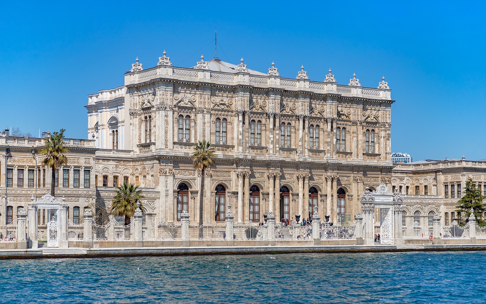 Istanbul: Bosphorus Lunch Cruise with Guide & Drinks