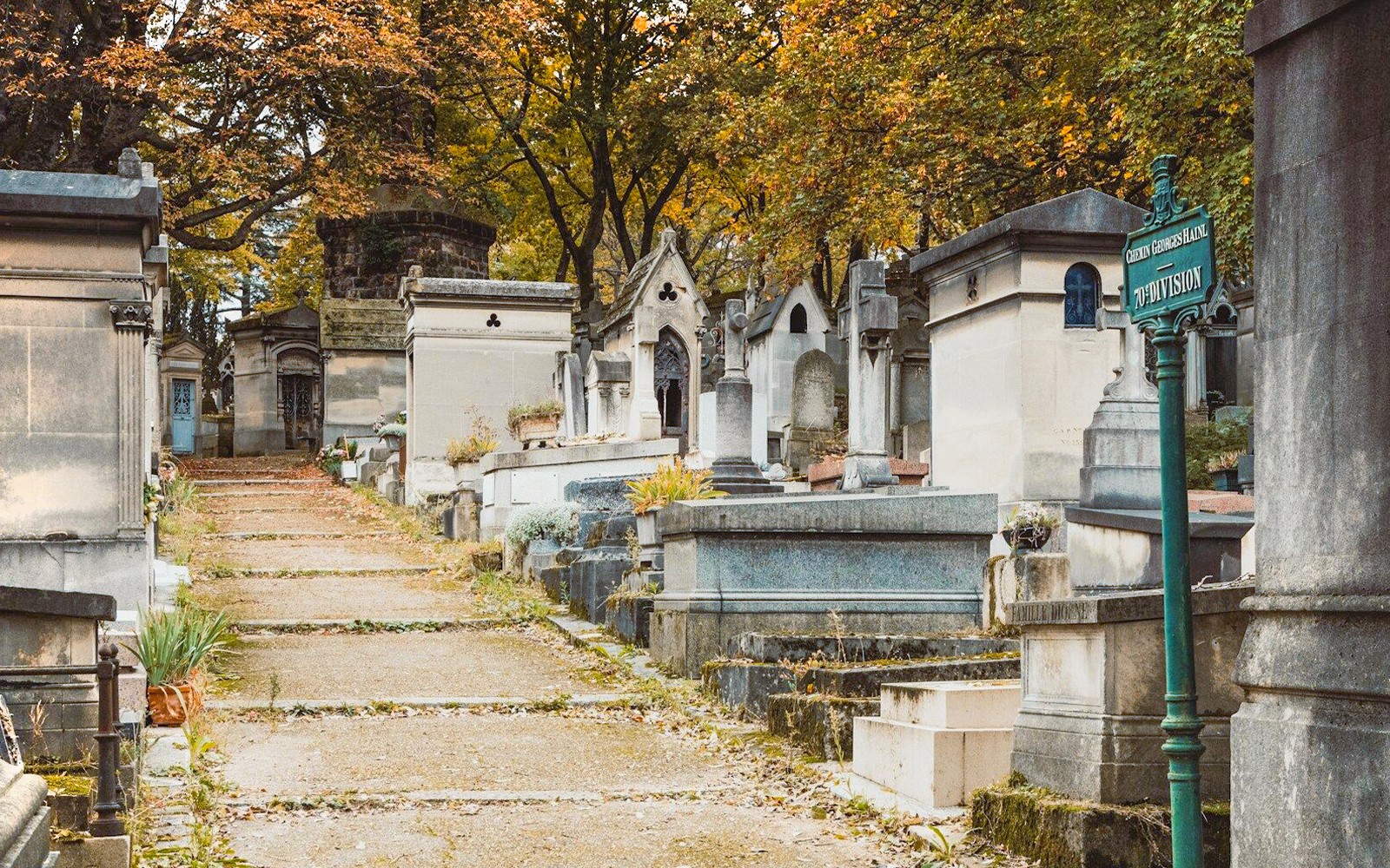 Guided Tour of Père Lachaise Cemetery’s Famous Graves
