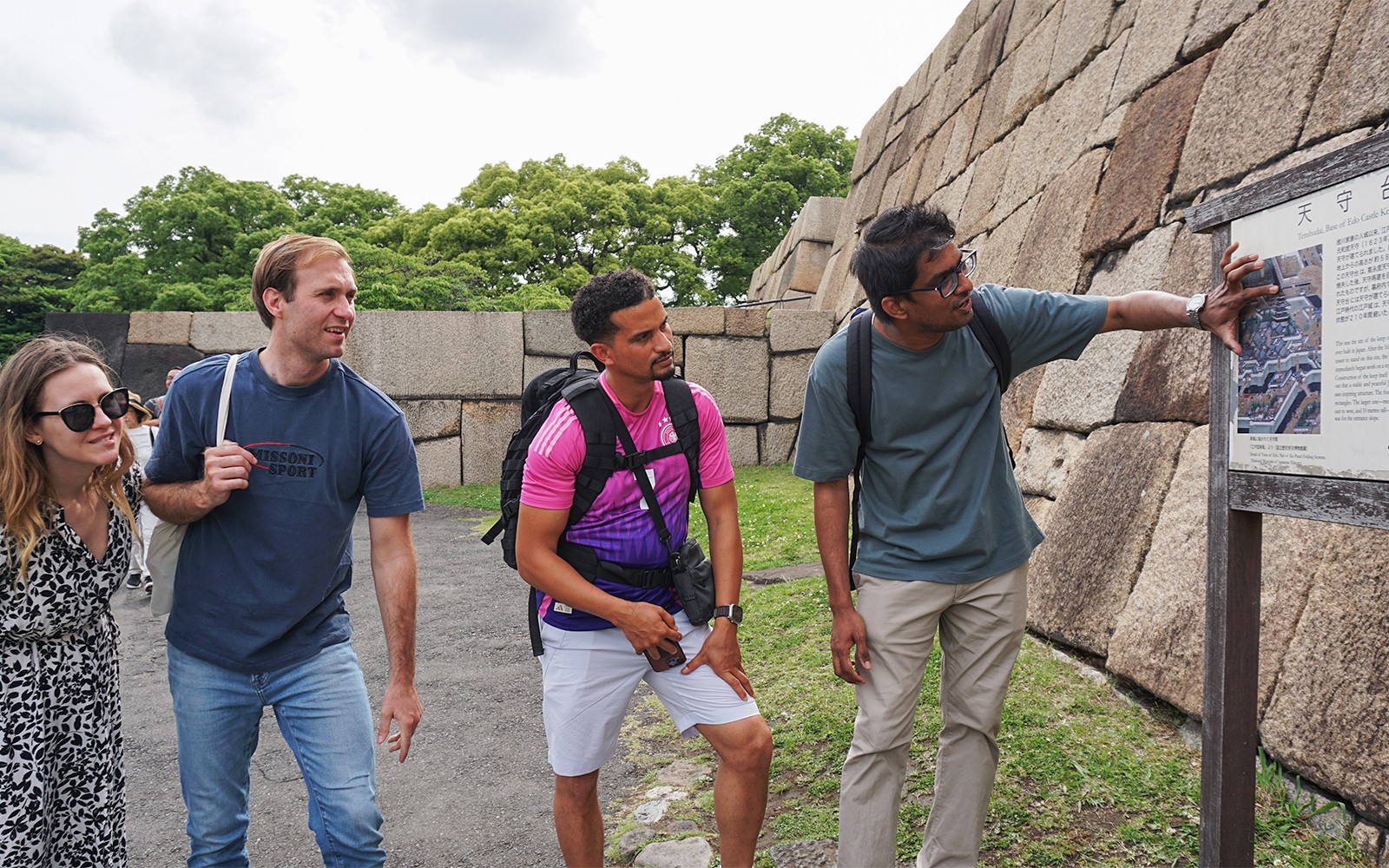 Tokyo Imperial Palace Historical Small-Group Guided Walking Tour — gallery 1