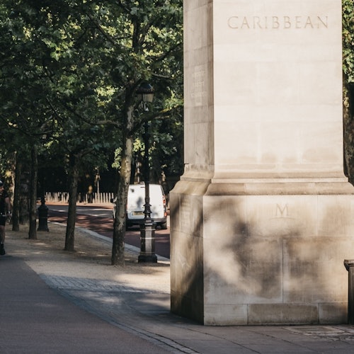 Buckingham Palace: Royal History Semi Private Guided Tour + Entry Ticket