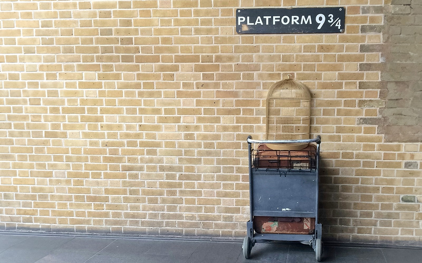 Harry Potter™ Film Locations Walking Tour with Thames River Cruise