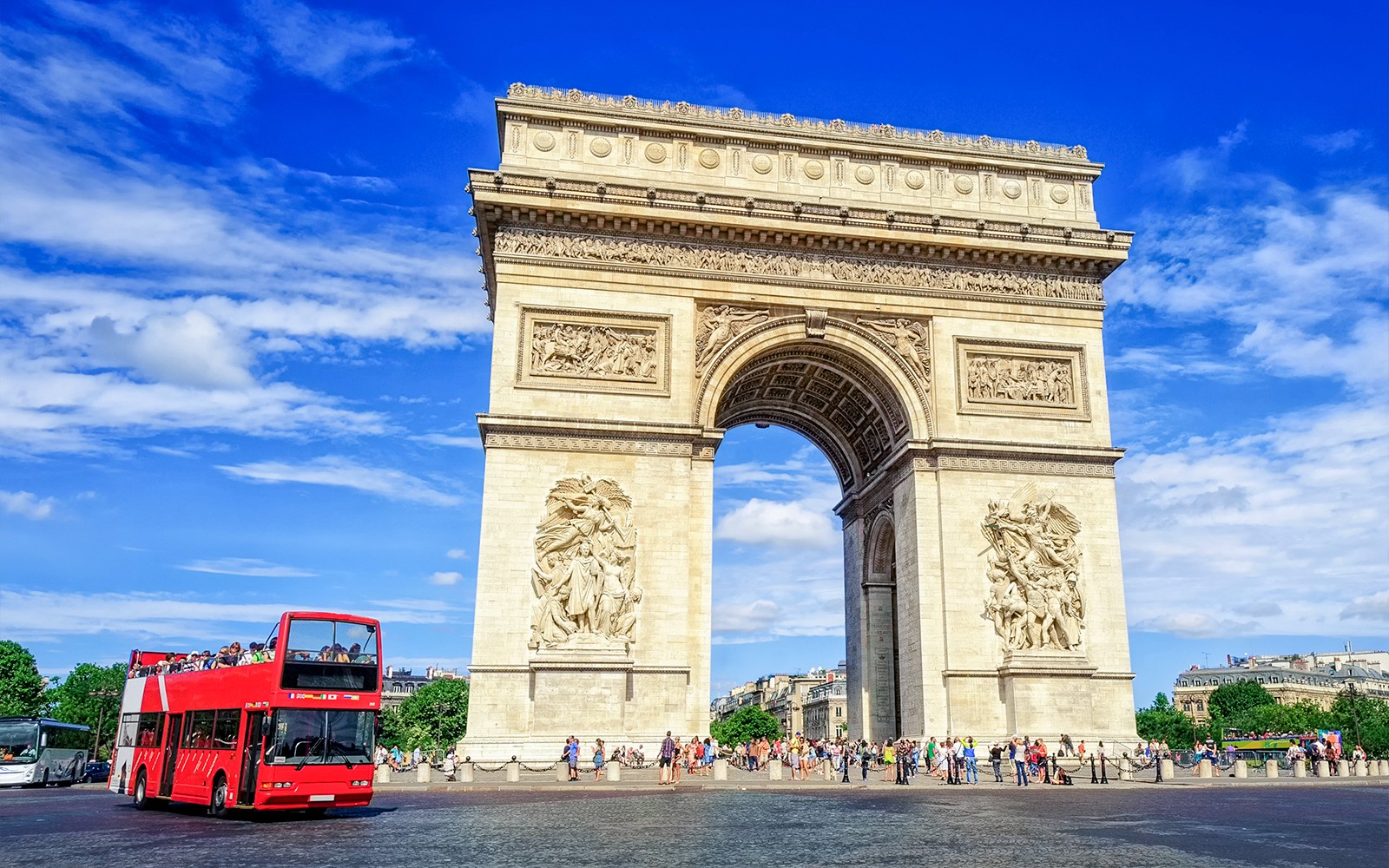 From London: Luxury Escorted Paris Day Trip with Bateaux Parisiens Lunch Cruise