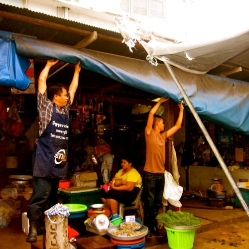 Maeklong Railway & Damnoen Saduak Market: Guided Tour + Train & Boat Ride — gallery 1