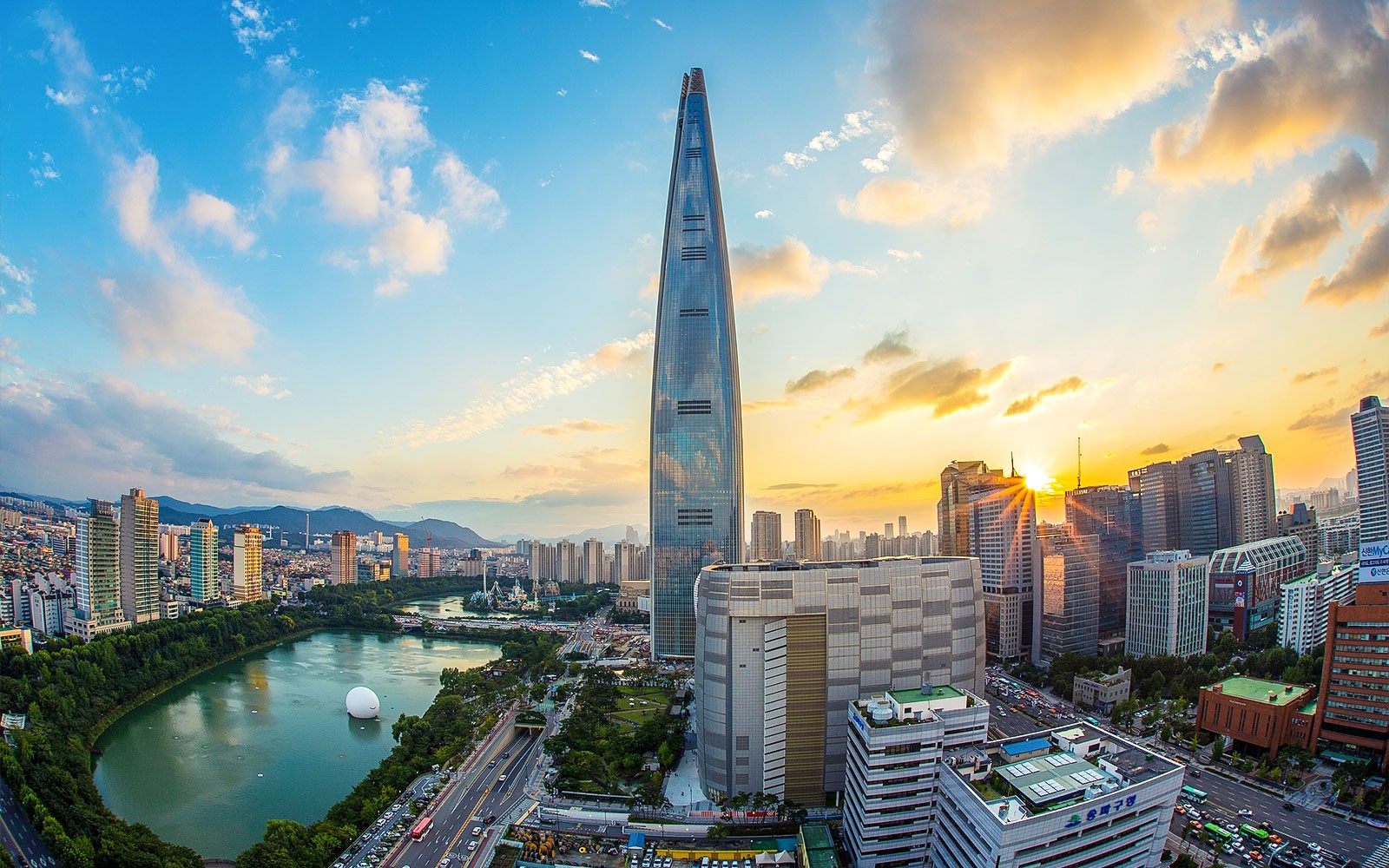 Combo (Save 38%): Lotte World and Aquarium + Seoul Sky Observatory Tickets
