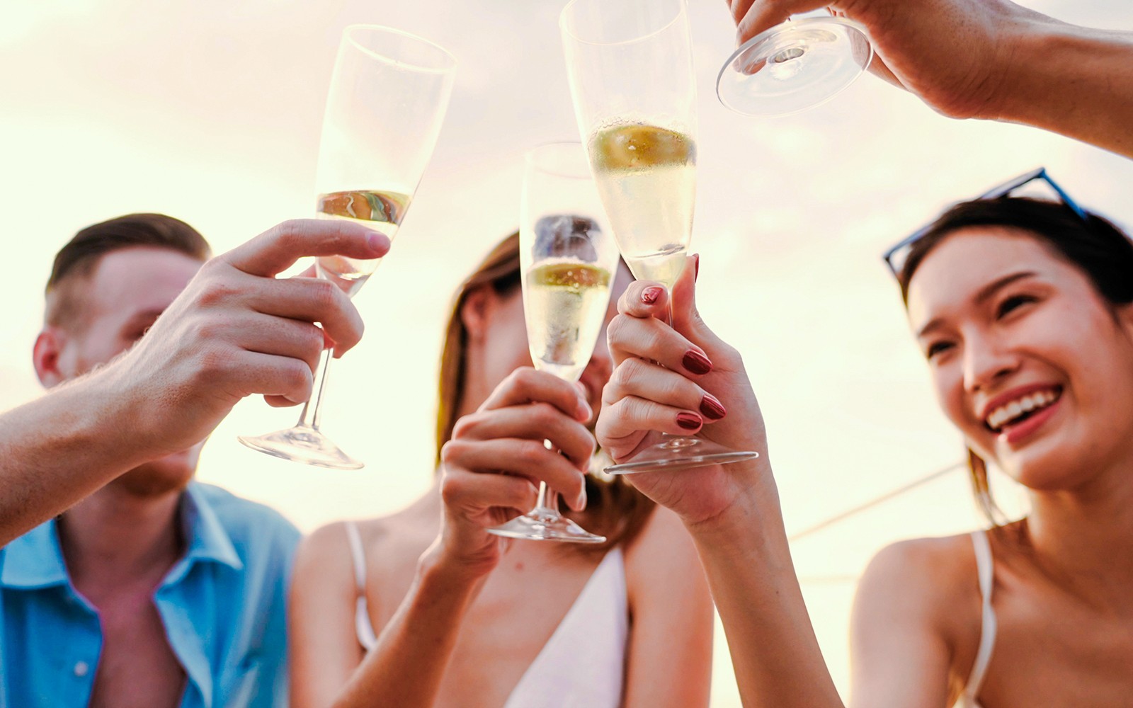 From Airlie Beach: Sundowner Whitsunday Cruise with Sparkling Wine