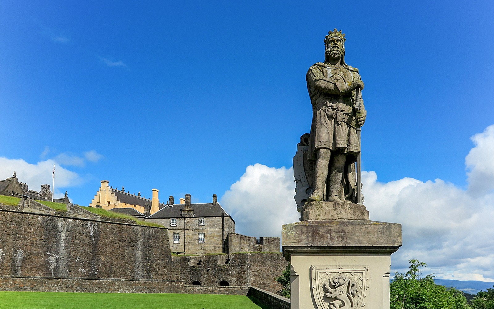 From Edinburgh: Loch Lomond, Stirling Castle & Kelpies Day Trip