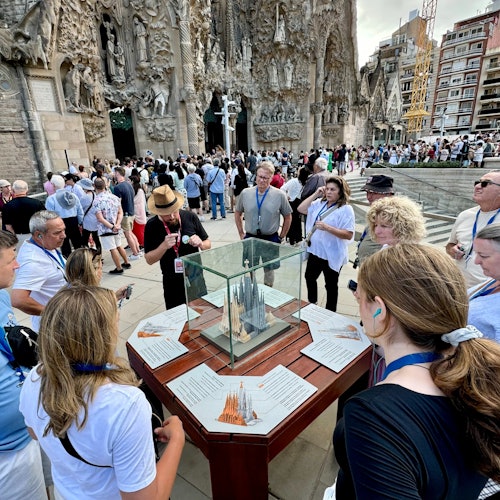 Sagrada Familia & Pedrera (Casa Mila): Small-Group Tour + Cava