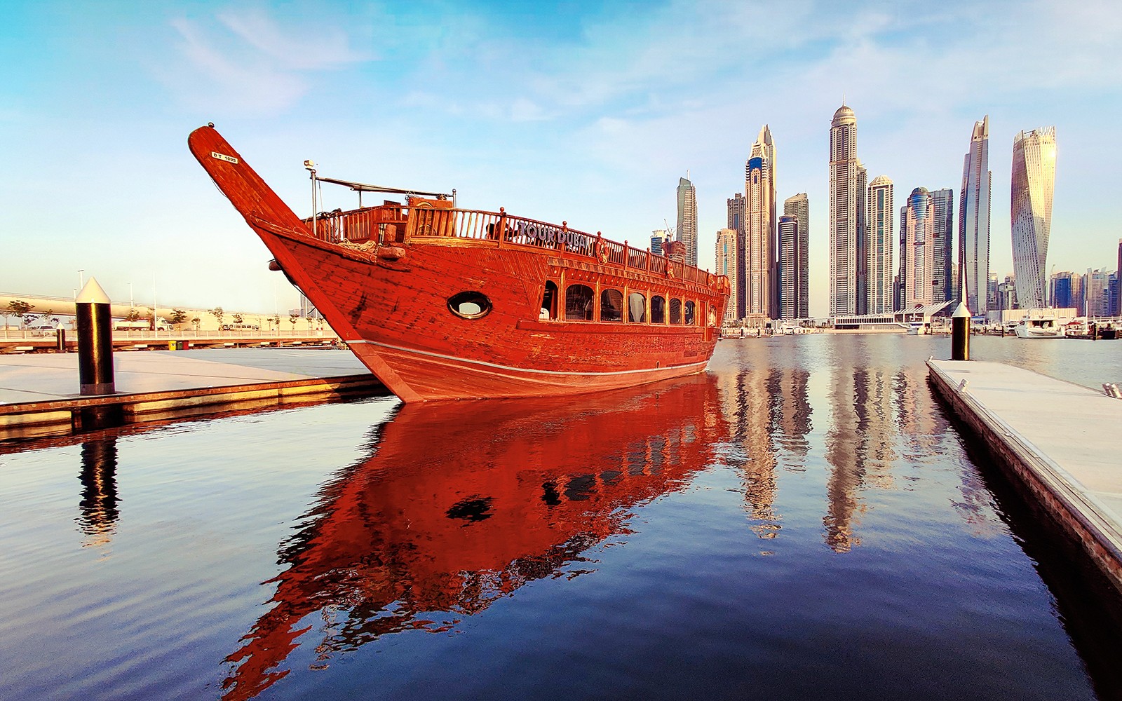 From Dubai Marina/Creek: 1-Hour Sightseeing Dhow Cruise with Unlimited Soft Drinks