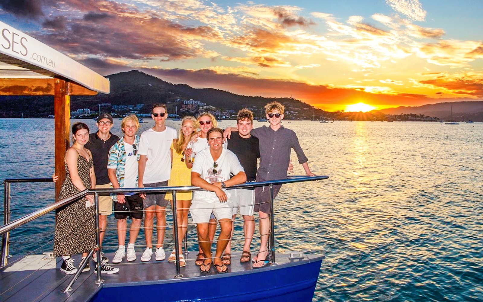 From Airlie Beach: Sundowner Whitsunday Cruise with Sparkling Wine