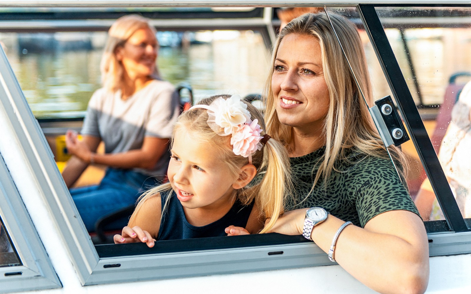 Amsterdam: 1-Hour Sightseeing Canal Cruise on Closed Heated Boat — gallery 4