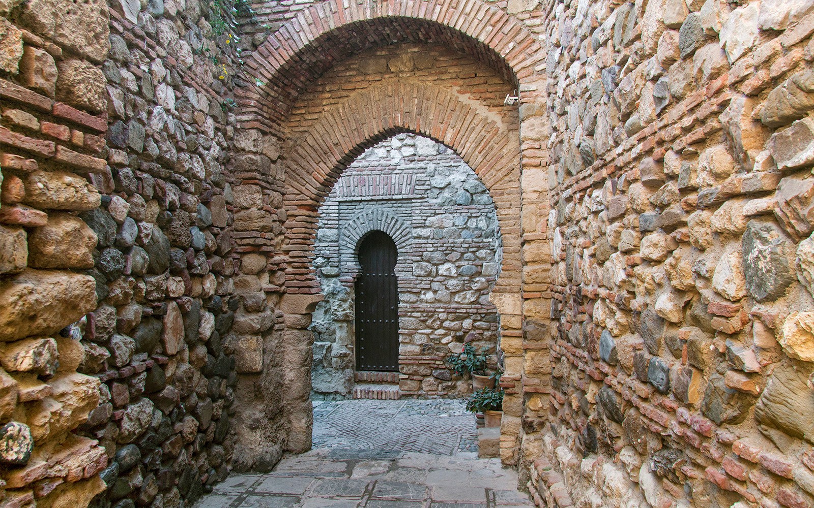 1.5-Hour Walking Tour of Roman Theater & Alcazaba Castle