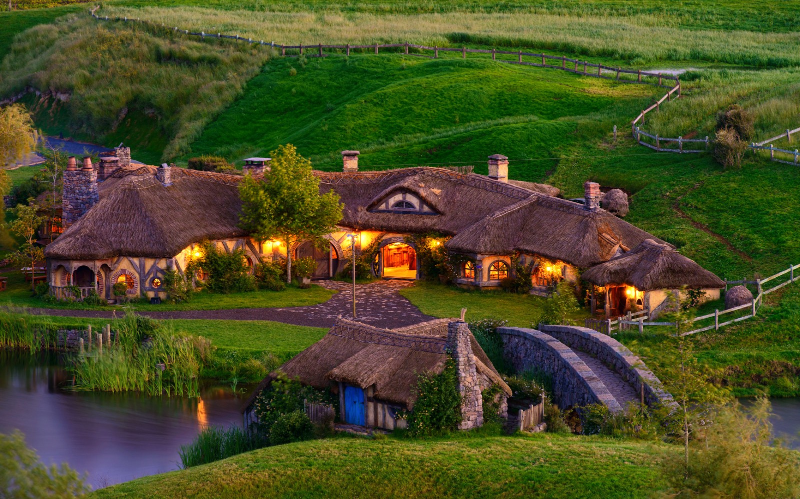 From Auckland: Hobbiton Movie Set & Waitomo Glowworms Caves Guided Tour