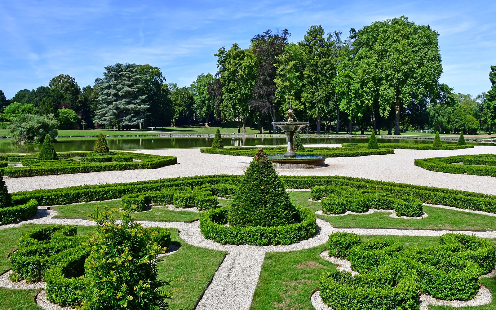 From Paris: Château of Chantilly Skip-the-Line Tickets with Round-Trip Train Transfers