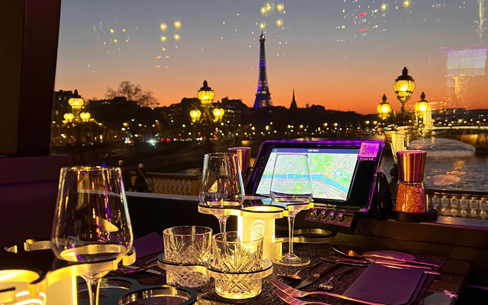 From Arc de Triomphe: Bus Toqué Signature Dinner with Paris Views