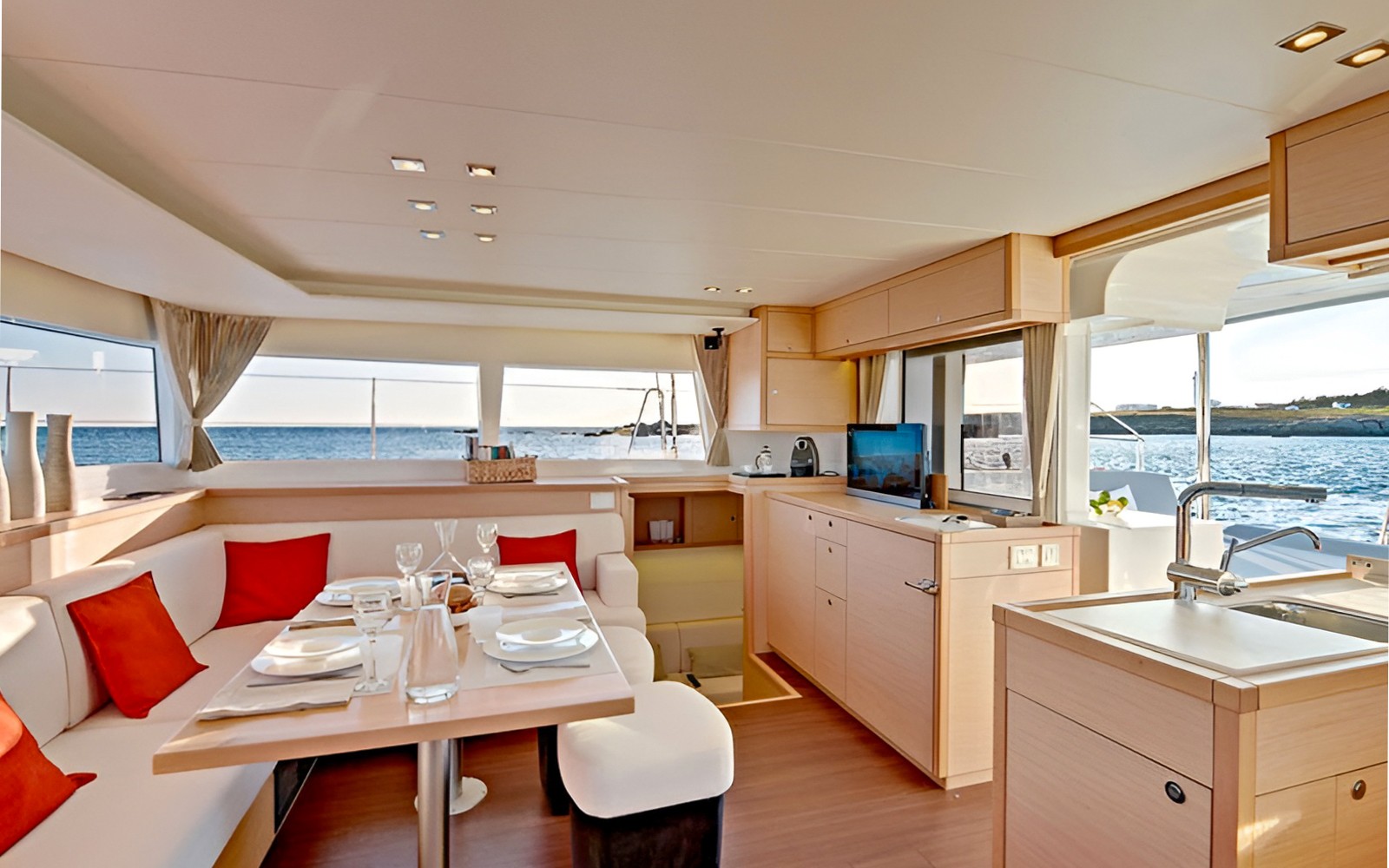 3-Hour Northern Lights Guided Tour on a Luxury Catamaran — gallery 2