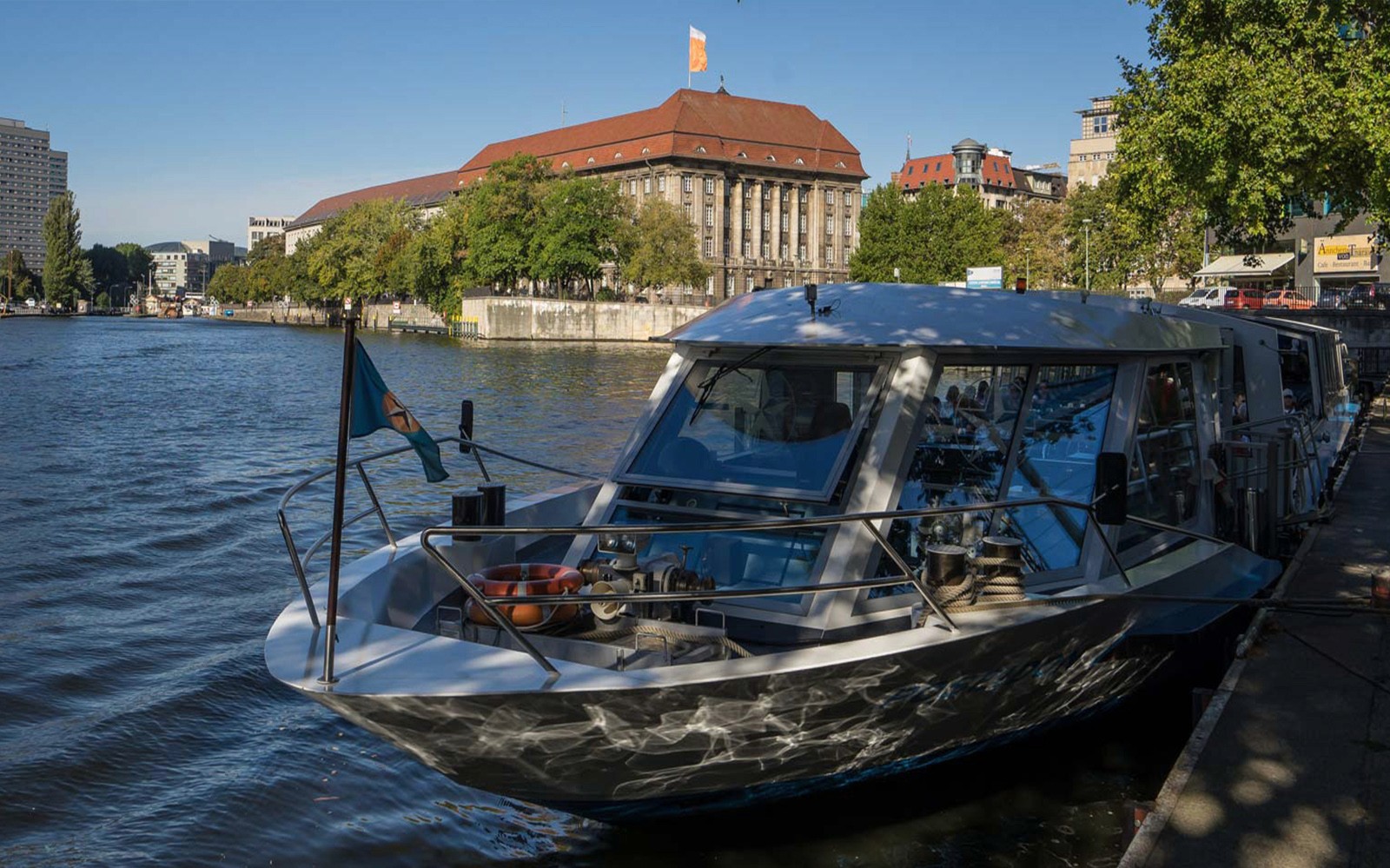 2.5-Hour City Boat Tour – Through the Center of Berlin to The West Harbor — gallery 3