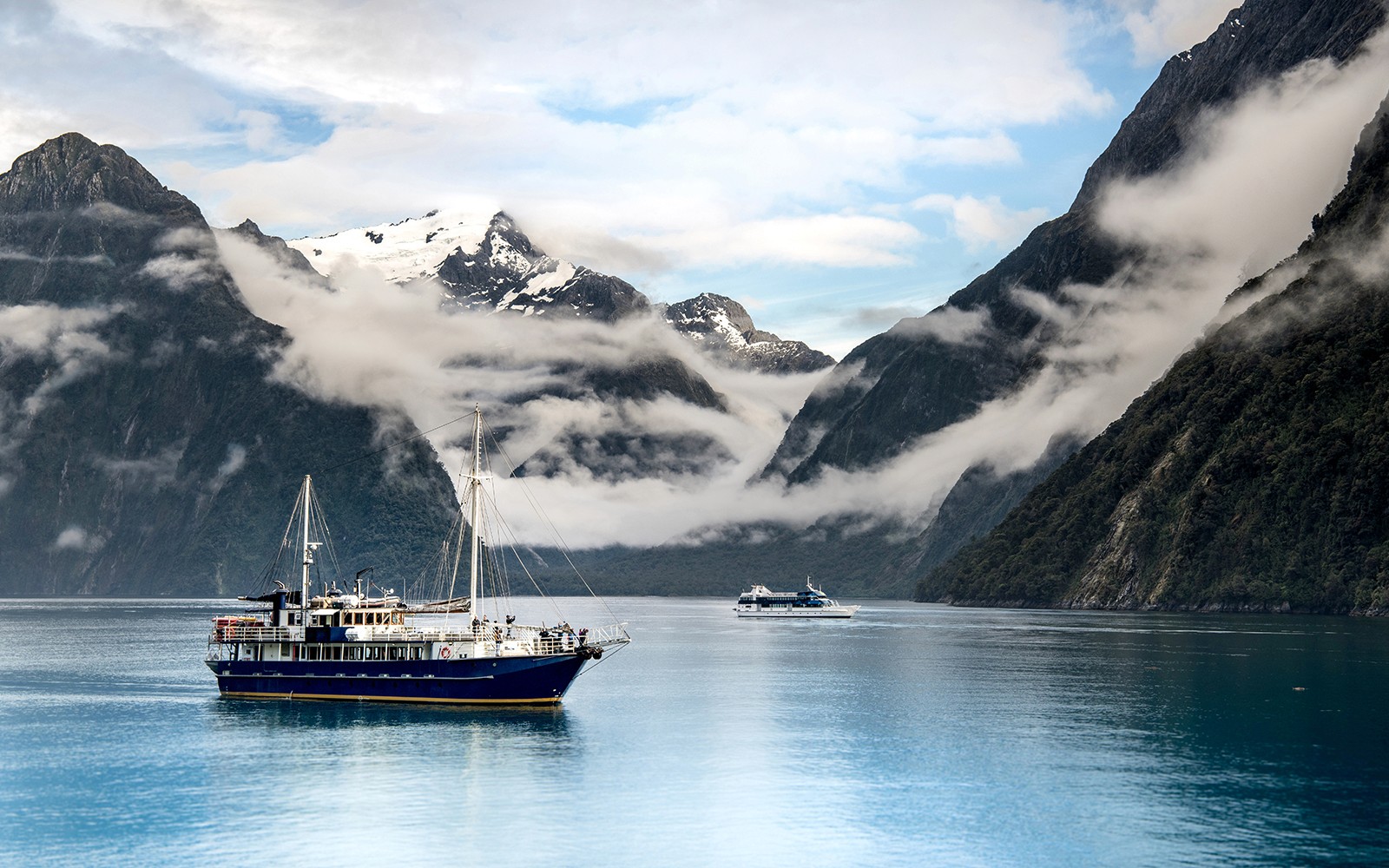 From Te Anau: Milford Sound Day Trip with Cruise & Return Transfers