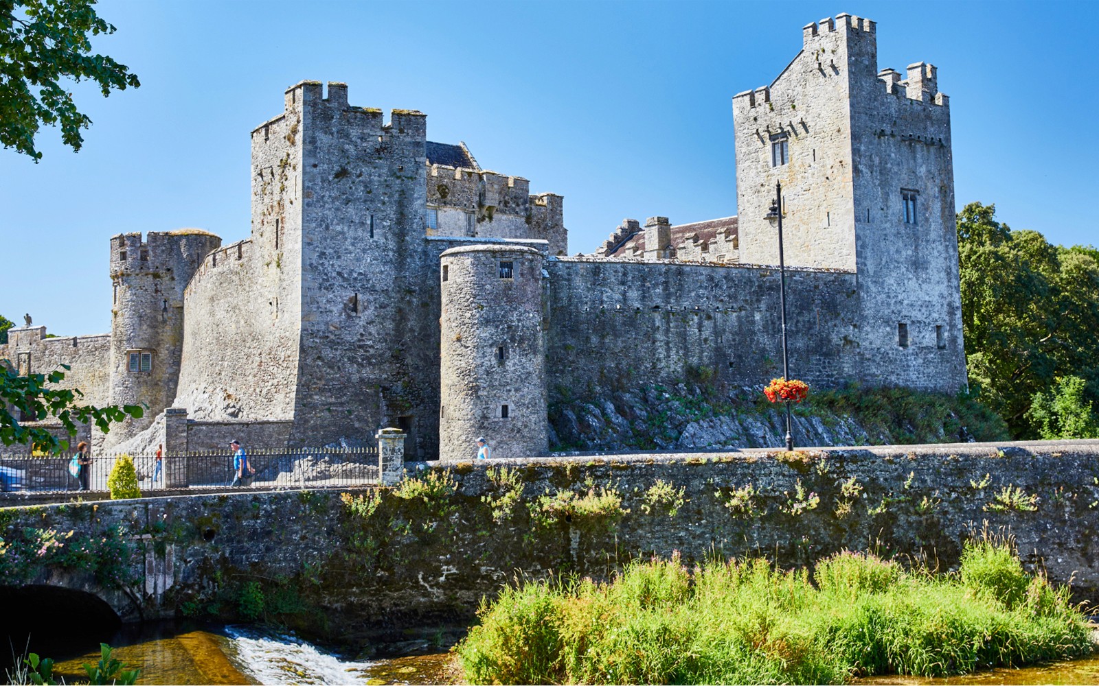 From Dublin: Blarney, Rock of Cashel & Cahir Castles Full-Day Tour