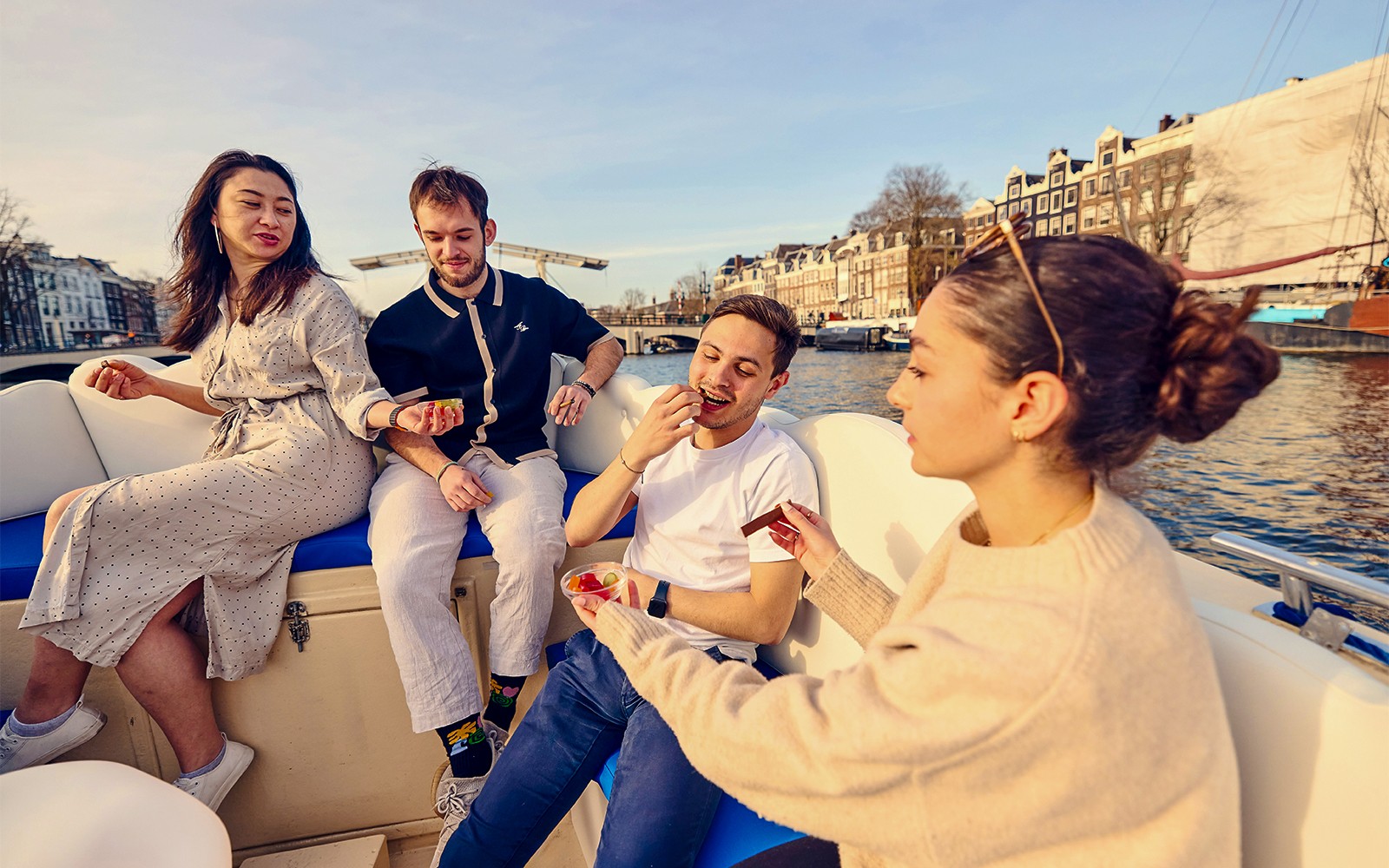 Amsterdam: 1-Hour Smoke-Friendly Cloud Boat Tour — gallery 3