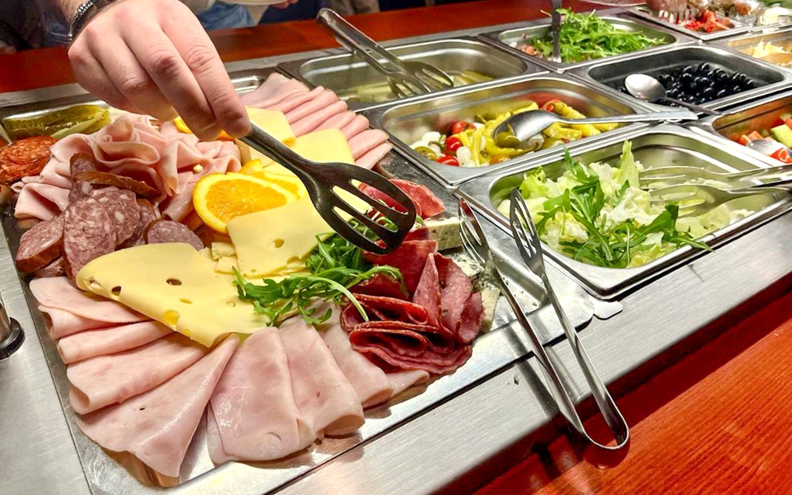 Prague Sightseeing Boat Cruise with Buffet Dinner